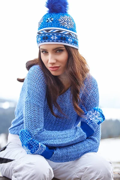 Kobieta w zimowym swetrze i czapce — Zdjęcie stockowe