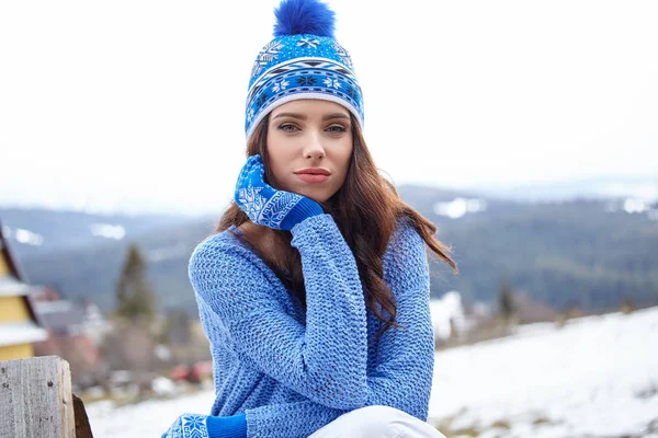 Mujer en un suéter de invierno y gorra — Foto de Stock