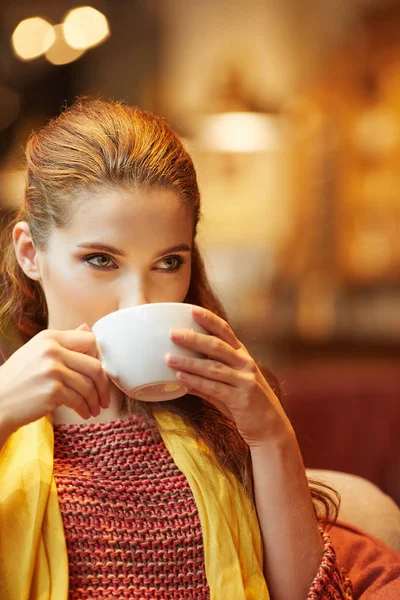 Kávézóban kávét iszik, a gyönyörű nő portréja — Stock Fotó
