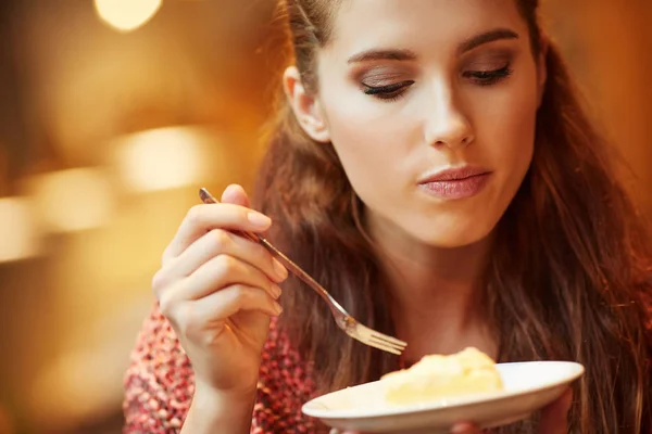 Ung vacker kvinna äter en dessert — Stockfoto