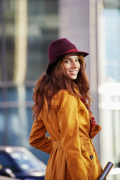 Retrato de otoño de niña feliz en un paseo — Foto de Stock