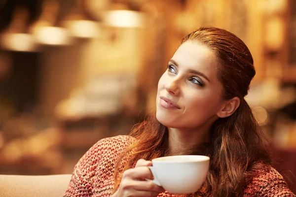 카페에서 휴식 하는 아름 다운 젊은 여자 — 스톡 사진