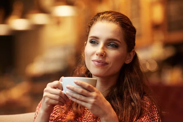 Mooi jong meisje rusten in een café — Stockfoto