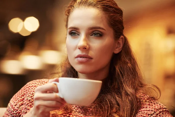 Красивая молодая девушка отдыхает в кафе — стоковое фото