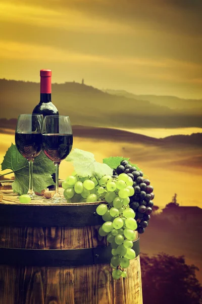 Vin rouge avec tonneau sur vignoble en Toscane verte — Photo