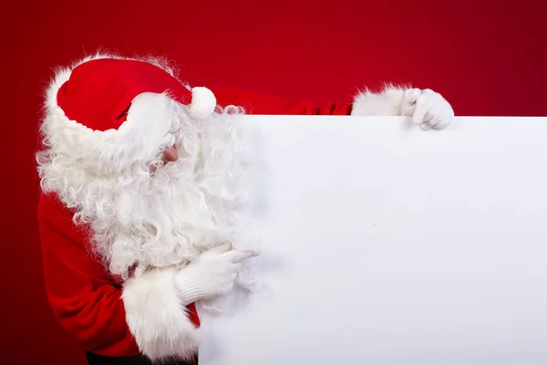 Kerstman wijzen in blanco reclame banner geïsoleerd op w — Stockfoto