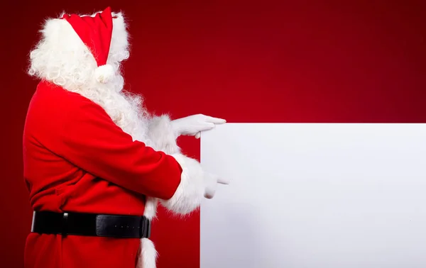 Kerstman wijzen in blanco reclame banner geïsoleerd op w — Stockfoto