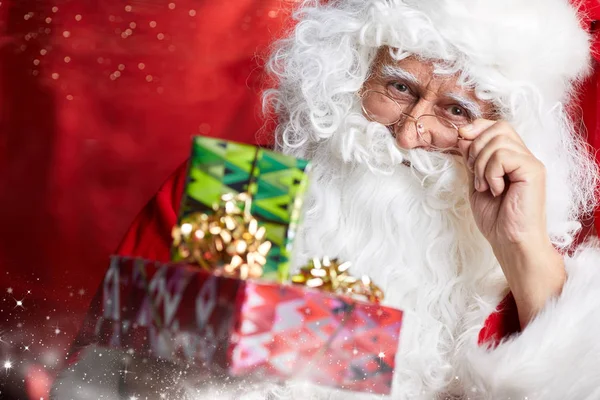 Weihnachtsmann trinkt Tee Nahaufnahme Porträt isoliert auf rot — Stockfoto