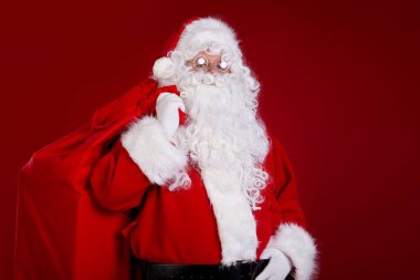 Noel Baba, hediyeler büyük bir çanta ile gelir. tam uzunlukta portre