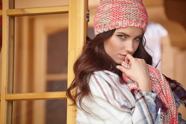 Frau ruht sich nach Wintersport auf der Terrasse des Hauses aus — Stockfoto