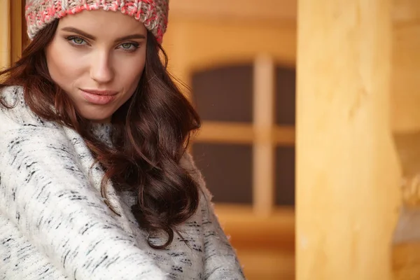 Vrouw rustend na een wintersport op het terras van het huis — Stockfoto