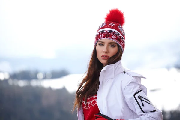 Inverno, tempo libero, sport e persone concetto - felice giovane donna — Foto Stock