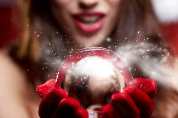 モデルの手に光沢のあるガラスボールとクリスマスの背景。チャー — ストック写真