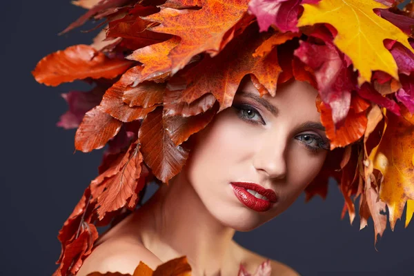 Φθινόπωρο γυναίκα. όμορφη μακιγιάζ — Φωτογραφία Αρχείου