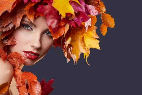 Donna d'autunno. Bellissimo trucco — Foto Stock