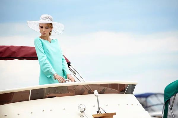 夏のヨットの上の女性 — ストック写真