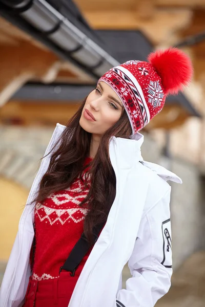 Gelukkig jong vrouw in ski kleding buiten — Stockfoto