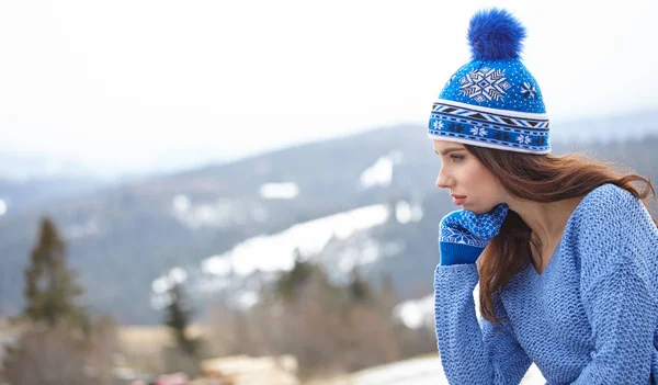 Glad ung kvinna i ski cothes utomhus — Stockfoto