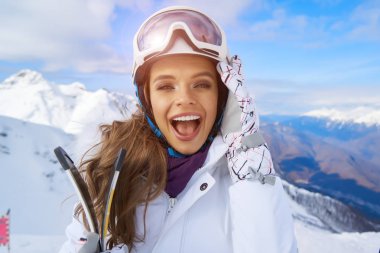 Kışın kayak takımlı güzel bir kadının portresi.