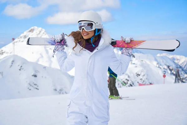 Πορτρέτο της όμορφης γυναίκας με κοστούμι σκι και σκι στο χειμερινό moun — Φωτογραφία Αρχείου