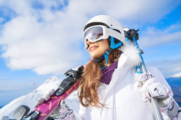 冬眠中穿着滑雪和滑雪服的漂亮女人的画像 — 图库照片