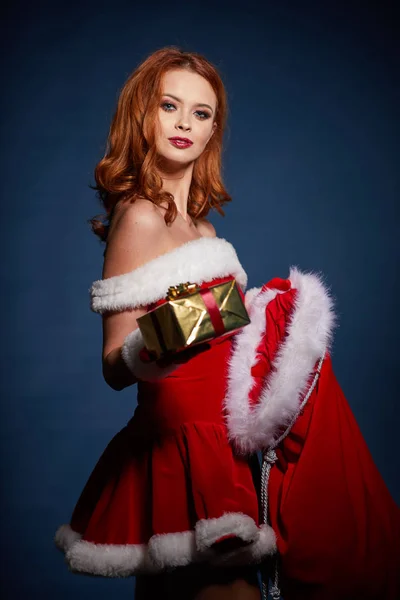 Hermosa chica sexy con ropa de Santa Claus con la Navidad g —  Fotos de Stock