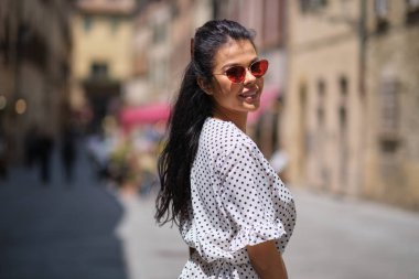 yürüyüş ve neşeli ve c çalıştıran yazlık elbise güzel kadın