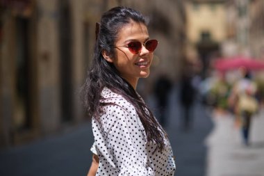 yürüyüş ve neşeli ve c çalıştıran yazlık elbise güzel kadın