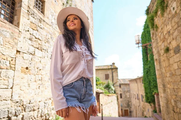 Bela mulher no vestido de verão andando e correndo alegre e c — Fotografia de Stock