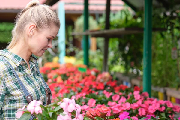 Usmívající se zaměstnanec v zahradním centru — Stock fotografie
