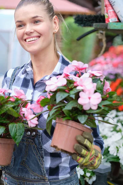 Lachende werknemers in tuincentrum — Stockfoto