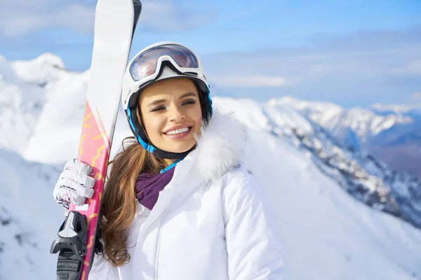 Portrait de belle femme avec costume de ski et de ski en moun d'hiver — Photo