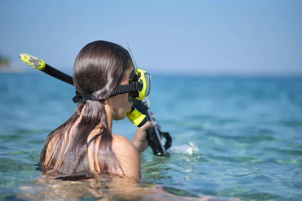 Aqua kvinna diver spearfishing pistol. — Stockfoto