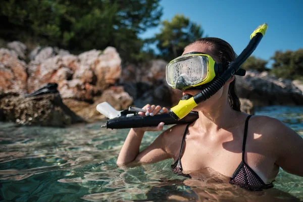 Aqua kvinna diver spearfishing pistol. — Stockfoto