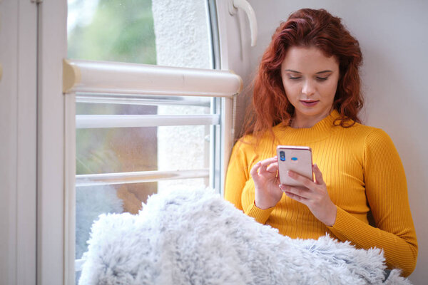 Девушка смотрит в прямом эфире социальные сети
