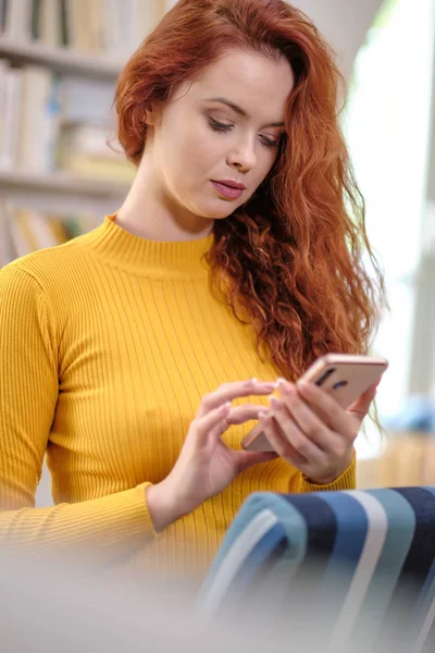 Ragazza guardando un social media in diretta streaming — Foto Stock