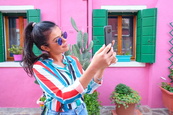 Feliz mulher turista posando entre casas coloridas em Burano Islandês — Fotografia de Stock