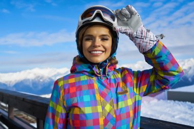 kar kış moun maske ile beyaz healmet giyen kadın kayakçı