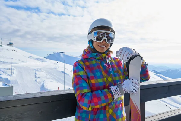 Mujer esquiadora vistiendo blanco healmet con máscara en nieve invierno moun —  Fotos de Stock