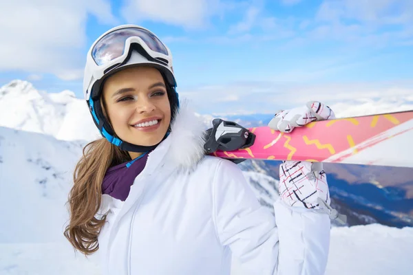 Mujer esquiadora vistiendo blanco healmet con máscara en nieve invierno moun —  Fotos de Stock