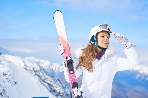 Žena lyžař v bílém léčené, s maskou v zimním zimního mounu — Stock fotografie