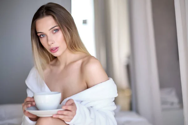 Απολαμβάνω τον πρωινό καφέ. Κοντινό πλάνο της όμορφης νεαρής γυναίκας Holdi — Φωτογραφία Αρχείου