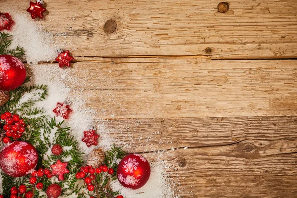 Χριστουγεννιάτικη σύνθεση με κλαδί ερυθρελάτης και δώρα. — Φωτογραφία Αρχείου