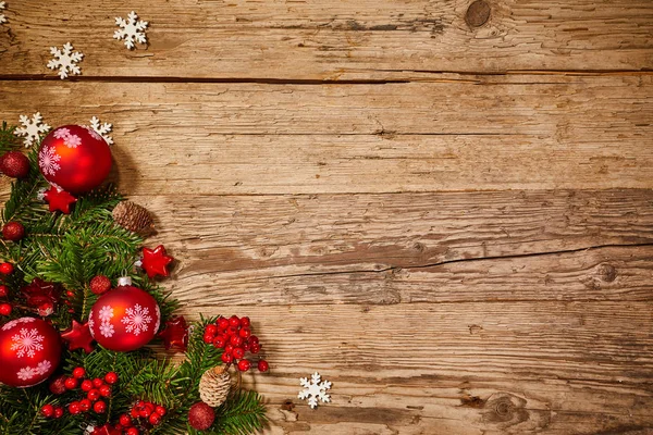 Composición navideña con rama de abeto y regalos . — Foto de Stock