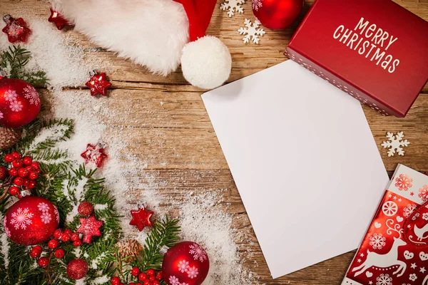 Carta para Papai Noel com Natal decoração colorida em madeira — Fotografia de Stock