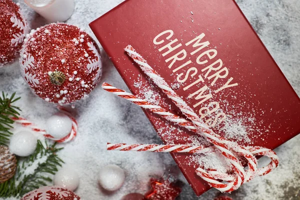 Weihnachten Hintergrund oder Weihnachtsgrußkarte. Roter Weihnachtsbaum — Stockfoto