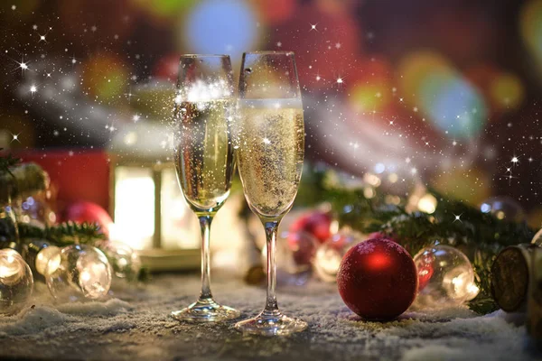Келихи з шампанським на фоні новорічного декор — стокове фото