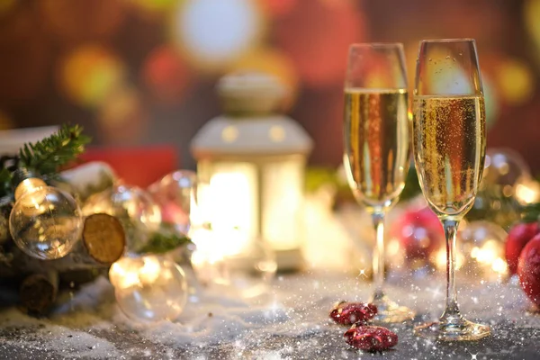 Kieliszki z szampanem na tle noworocznego deco — Zdjęcie stockowe