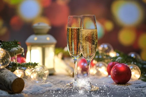 Verres avec champagne sur fond de déco du Nouvel An — Photo