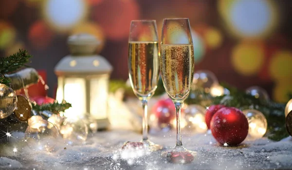 Gläser mit Champagner vor dem Hintergrund der Neujahrsdeko — Stockfoto